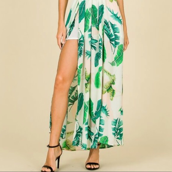 1 left! PALM LEAF PRINT OPEN PLUNGED MAXI ROMPER - Picture 5 of 8